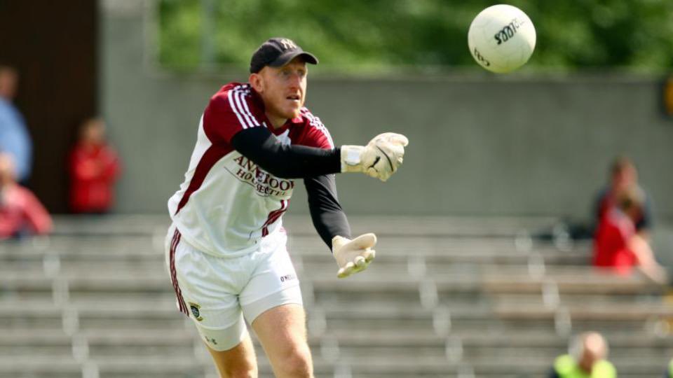GaelicCoachQ's tweet photo. “Practicing the basic skills like kicking, catching, fielding and shooting are what will improve you to be a good footballer.”
Gary Connaughton.
#GAA #coach #quotes #Westmeath #Goalkeeper #ThePlayersAdvice @Seansul01 @GAAGKCOACH @MorSchGk @Kerrso86 https://t.co/JqKLOch1RG