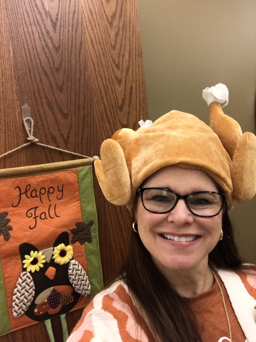 AllisonDog's tweet photo. A great day for the annual @diamondresorts #DRISouthPark Turkey Trot! In other news, this little lizard was found in HR. Perhaps he heard that @HiltonGrandVac was a great place to work?? https://t.co/Im5xIKvShb