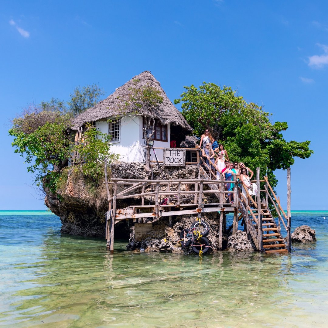 NowBoarding_'s tweet photo. Door zijn unieke ligging in de Indische Oceaan is The Rock een charmant, exclusief restaurant dat één van de iconen van het eiland Zanzibar is geworden.🍽 Het restaurant is bij eb te voet of bij vloed per boot vanaf het strand bereikbaar.🚤
#NowBoarding #Tanzania #Zanzibar https://t.co/yHFtQP0OH6