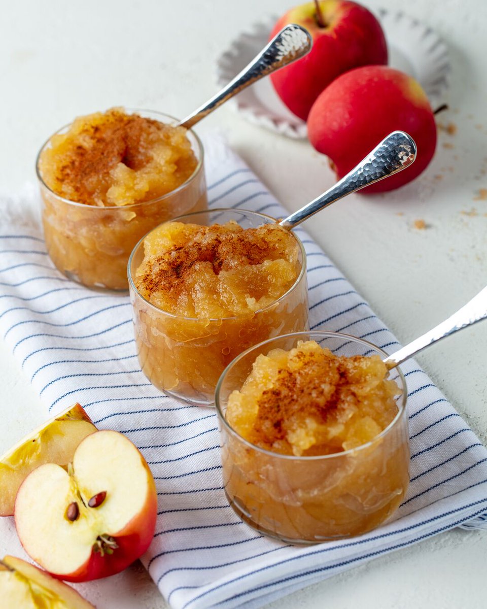 Homemade Applesauce is one of those easy-to-make dishes you didn't know you were missing till you try it. With Hanukkah around the corner, try this recipe to go along side some freshly made latkes.

Recipe: chsugar.com/recipe/homemad…