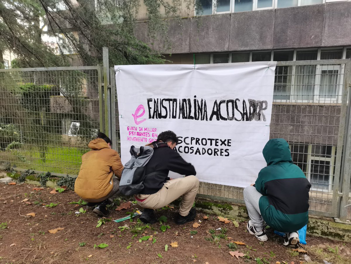 EeMGaliza's tweet photo. Unha vez máis a USC decide encubrir a acosadores, mais nós non quedaremos caladas. Dende Estudantes en Movemento, denunciamos a pasividade e encubrimento da USC xunto coa pouca axilidade e ineficacia do Protocolo de Actuación fronte ao Acoso Sexual. Espazos seguros para todas! https://t.co/NJ7N8mRNRd
