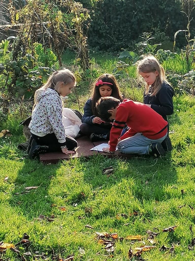 CaenEcole's tweet photo. Les CE1 font de la poésie au jardin… Quel bonheur ! Ils rêvent ensemble, et construisent leur imaginaire. Cap Espérance ! https://t.co/HSXkDSObBs