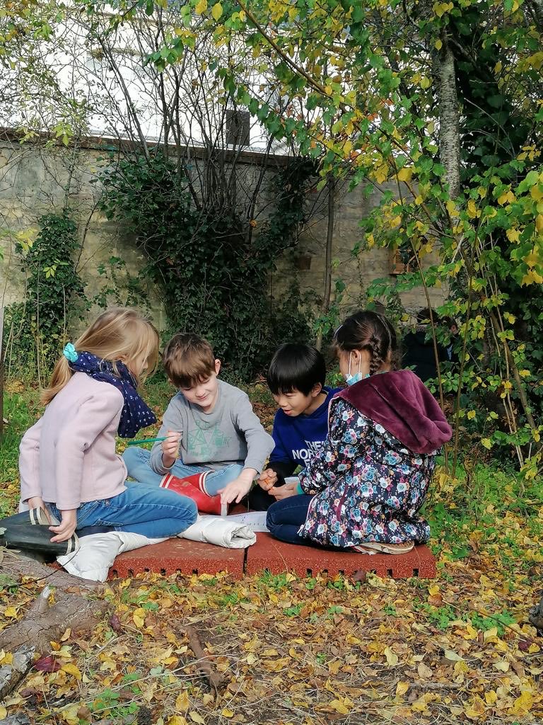 CaenEcole's tweet photo. Les CE1 font de la poésie au jardin… Quel bonheur ! Ils rêvent ensemble, et construisent leur imaginaire. Cap Espérance ! https://t.co/HSXkDSObBs