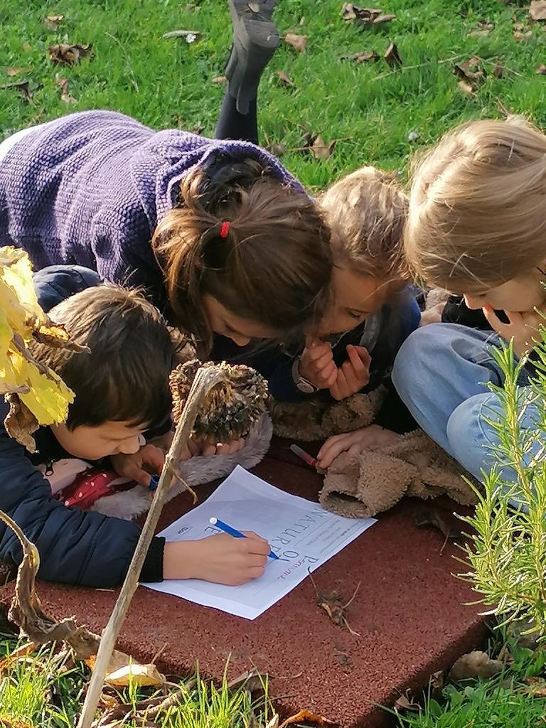 CaenEcole's tweet photo. Les CE1 font de la poésie au jardin… Quel bonheur ! Ils rêvent ensemble, et construisent leur imaginaire. Cap Espérance ! https://t.co/HSXkDSObBs
