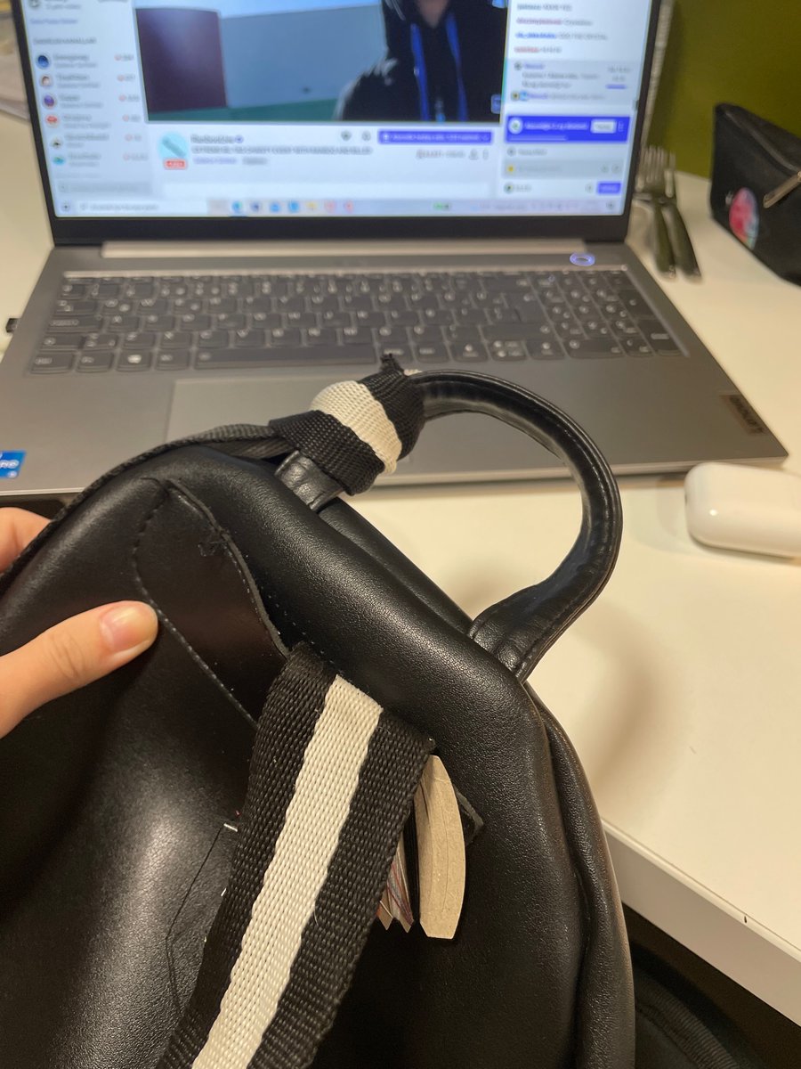 Naz0030's tweet photo. Watching the stream while trying to sew my bag 🥲 #extremtag https://t.co/41vAueHEYV