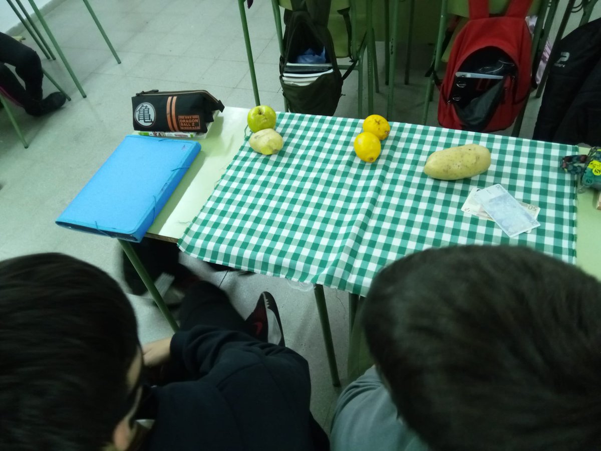 InsDali's tweet photo. Aquesta setmana 3rESO participa a un taller sobre malbaratament alimentari amb @espigoladors. Som conscients del menjar que llancem? Comprem fruita i verdura que no sigui bonica? Reflexionem sobre això i moltes d'altres coses. @ElPratEA #escolessosteniblesprat https://t.co/cX1AHCNEwG