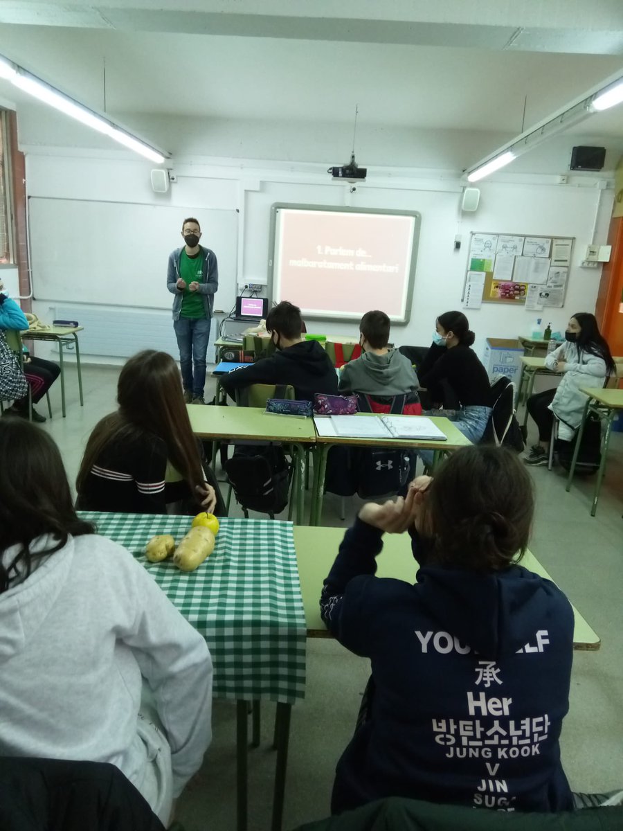 InsDali's tweet photo. Aquesta setmana 3rESO participa a un taller sobre malbaratament alimentari amb @espigoladors. Som conscients del menjar que llancem? Comprem fruita i verdura que no sigui bonica? Reflexionem sobre això i moltes d'altres coses. @ElPratEA #escolessosteniblesprat https://t.co/cX1AHCNEwG