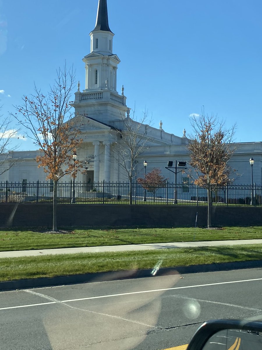 sarah123whitney's tweet photo. please do a meet and greet at the farmington, CT mormon temple @LisaBarlow7 #bringthevida #freshwolf #rhoslc https://t.co/Yg005D3AQa