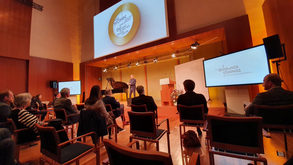 TV-Moderator Tim Niedernolte begrüßt die Gäste.