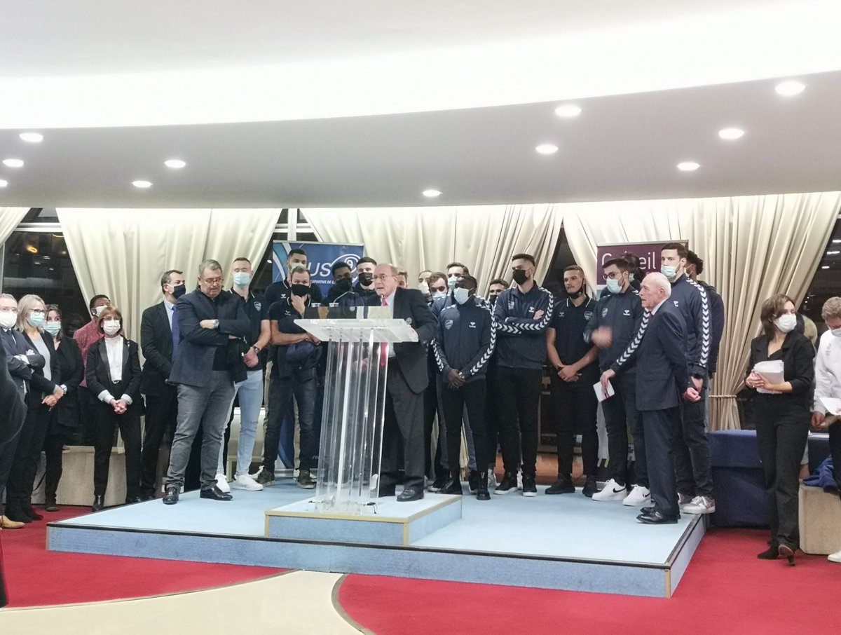USCreteilHB's tweet photo. Les honneurs de la @VilleCreteil et de l'US Créteil Générale à la Mairie de Créteil pour l'équipe première, maintenue en StarLigue à l'issue de la saison 20-21 #fierté #uscreteil https://t.co/s6LIqzpVl9