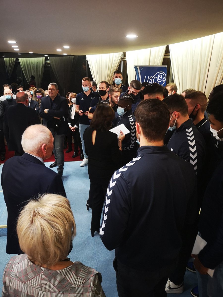 USCreteilHB's tweet photo. Les honneurs de la @VilleCreteil et de l'US Créteil Générale à la Mairie de Créteil pour l'équipe première, maintenue en StarLigue à l'issue de la saison 20-21 #fierté #uscreteil https://t.co/s6LIqzpVl9