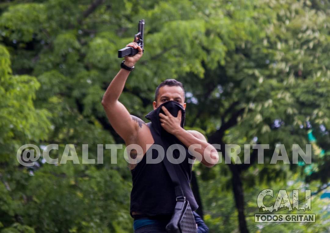 LevyRincon's tweet photo. ¿No que era una pistola de fogueo? Sapo hijueputa. ¿Qué vas a decir ahora? ¿Vas a salir a llorar en todos los medios de comunicación? ¿Nos vas a poner una cita y nos vas a matar a todos? Malparido paraco. https://t.co/ZbkB98VJQf