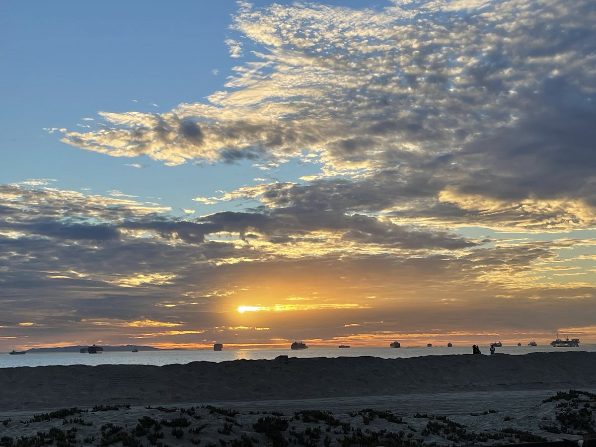 adventures_off's tweet photo. Even with ships backed up on the horizon due to supply chain issues, a #California #coastal #sunset brings #serenity
#explore #discover #adventure #cultural #humanity #PacificOcean #getouthere https://t.co/bWyYimSxyl