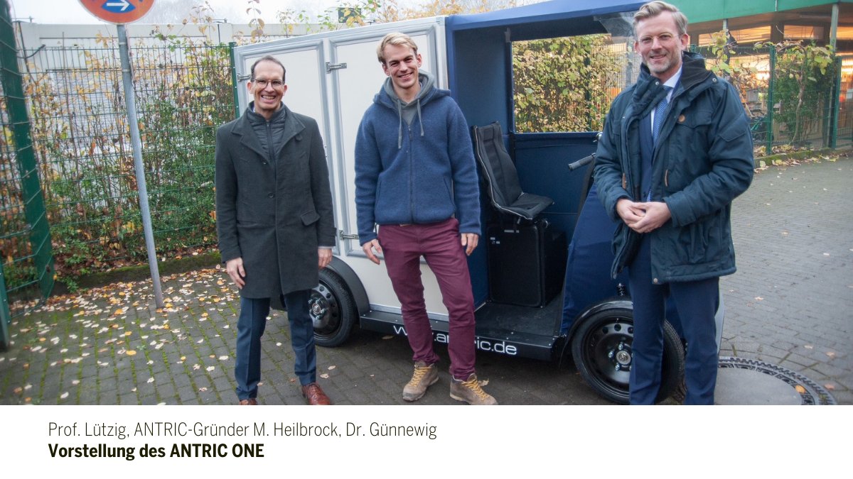 MKW_NRW's tweet photo. Nachhaltige und saubere Paketzustellung von morgen - made in #NRW. ANTRIC, eine Ausgründung der @HochschuleBO, präsentierte MKW-Staatssekretär @DirkGuennewig das Lastenfahrzeug der Zukunft. Richtiges Klima zum Gründen für gutes Klima in NRW! #eBike #Pedelec #Elektroauto #startup https://t.co/Yr31rejAl3