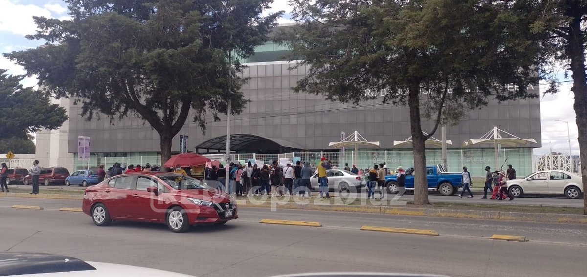 Manifestantes cierran el paso en Prolongación de la 11 sur altura del Centro de Justicia sentido al sur. #Puebla