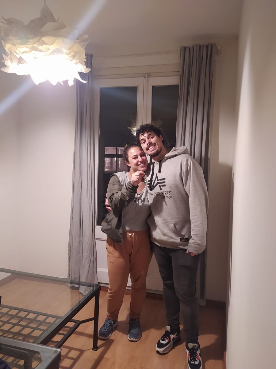 JefeGorgojo's tweet photo. A 3 meses de llegados, con mucho esfuerzo, esperanza y sin nunca dejar de mirar para adelante nos mudamos a nuestro primer piso en Barcelona.
Cómo siempre dije: cumple sus sueños quien resiste https://t.co/afCAkuOWdx