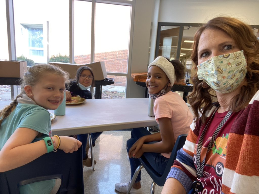Pizza with the Principals! These 10 lucky students were randomly chosen to enjoy a treat with Ms. Wathen and Mrs. Blakely for participating in our annual Thanksgiving Food Drive. #BowenGivesBack