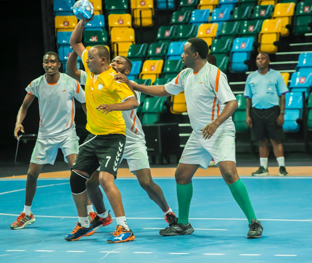 bkarenarw's tweet photo. Twishimiye kubatangariza ko ku cyumweru twakiriye ifungurwa kumugaragaro ry’ikibuga cya handball kuri Kigali Arena ndetse hanakinirwa uwo mukino ku nshuro ya mbere! Dutegereje n’ibindi byinshi byiza.
#TSMGORwanda #FERWAHAND
📸:@ lens.King__ https://t.co/pyGHTE6eeA
