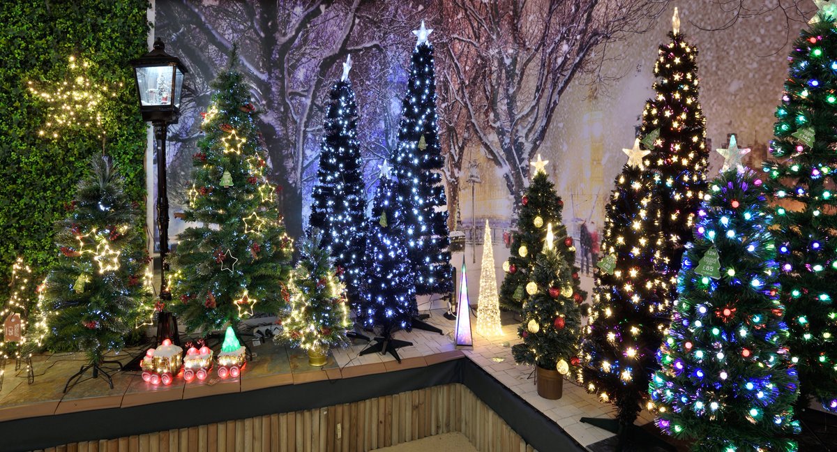 TranmereRovers's tweet photo. 🤝 A huge thank you to today's match sponsors Carr Farm Garden Centre!

They have magical Christmas illuminations, dancing &amp; singing reindeers! Open 7 days a week with free parking for all customers and a large restaurant serving up hearty British food 🎄

#TRFC #SWA https://t.co/CppQykTMsi