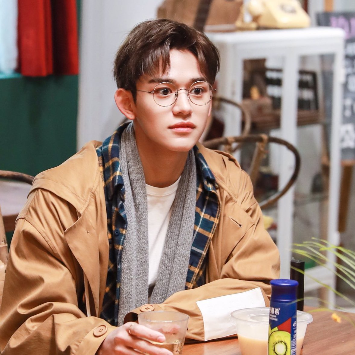 xuxiador's tweet photo. ok now hear me out 🧎🏻♀️ dont mind me im just missing my two ults #johncas https://t.co/mHChWAvnut