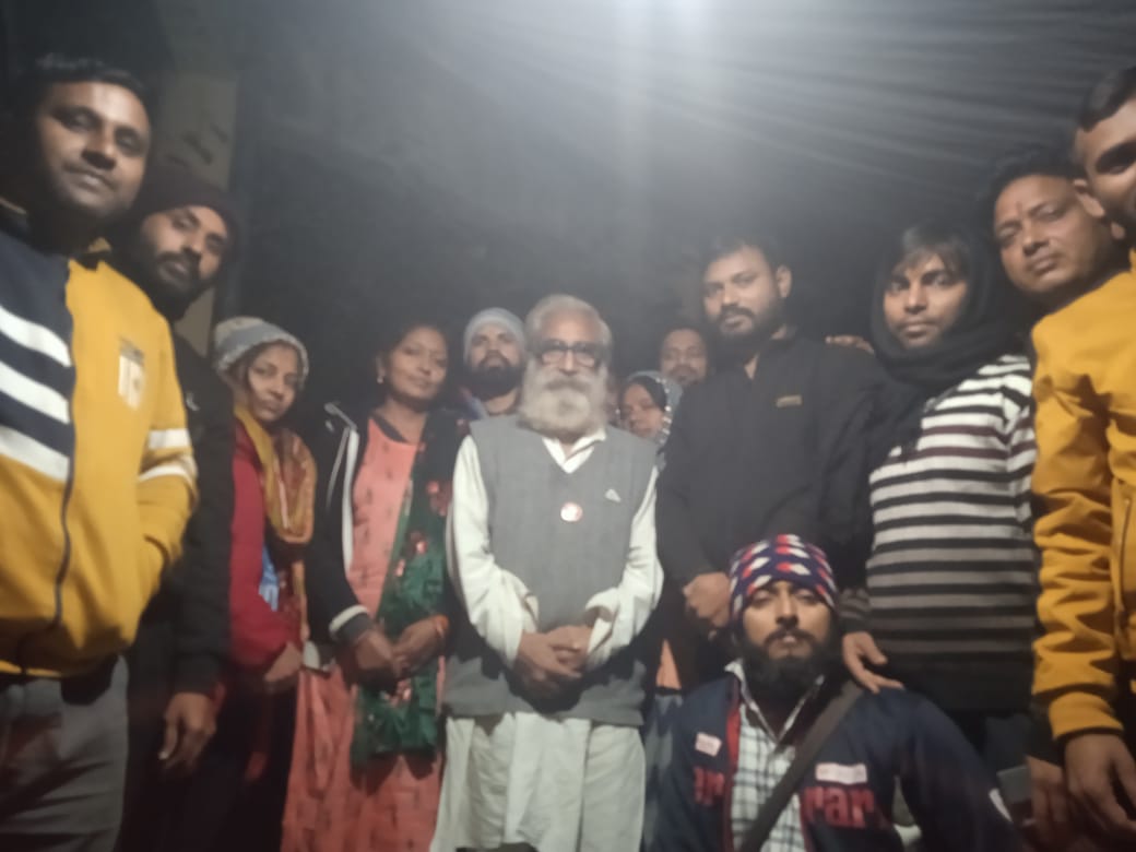 पानी की टंकी पर शिखा पाल  से मिलने रमन मैग्सेस पुरस्कार विजेता संदीप पाण्डेय जी मिलने आए..ये सभी अभ्यर्थी सरकार के मानक पर पास है और सुप्रीम कोर्ट के आदेशानुसार 137000 मे शेष सभी पदों को भरने की मांग कर रहे हैं....यह मुलाकात <a href="/SpecialCoverage/">Special Coverage News</a> की डिबेट की जानकारी के बाद हुई