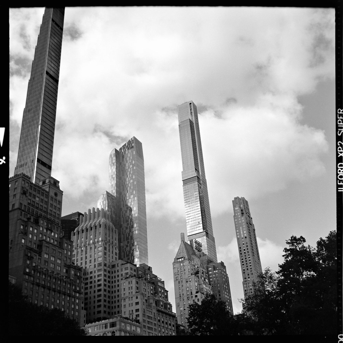 Slim Jim
@ILFORDPhoto #slimjim #skyscrapers #skyscraper #skyscraping_architecture #architecture #architecturephotography #architecturedesign #centralpark #centralparknyc #ilford #ilfordxp2 #ilfordxp2super400 #clouds #rollei #rolleiflex #film #filmphotography #filmisnotdead #6x6