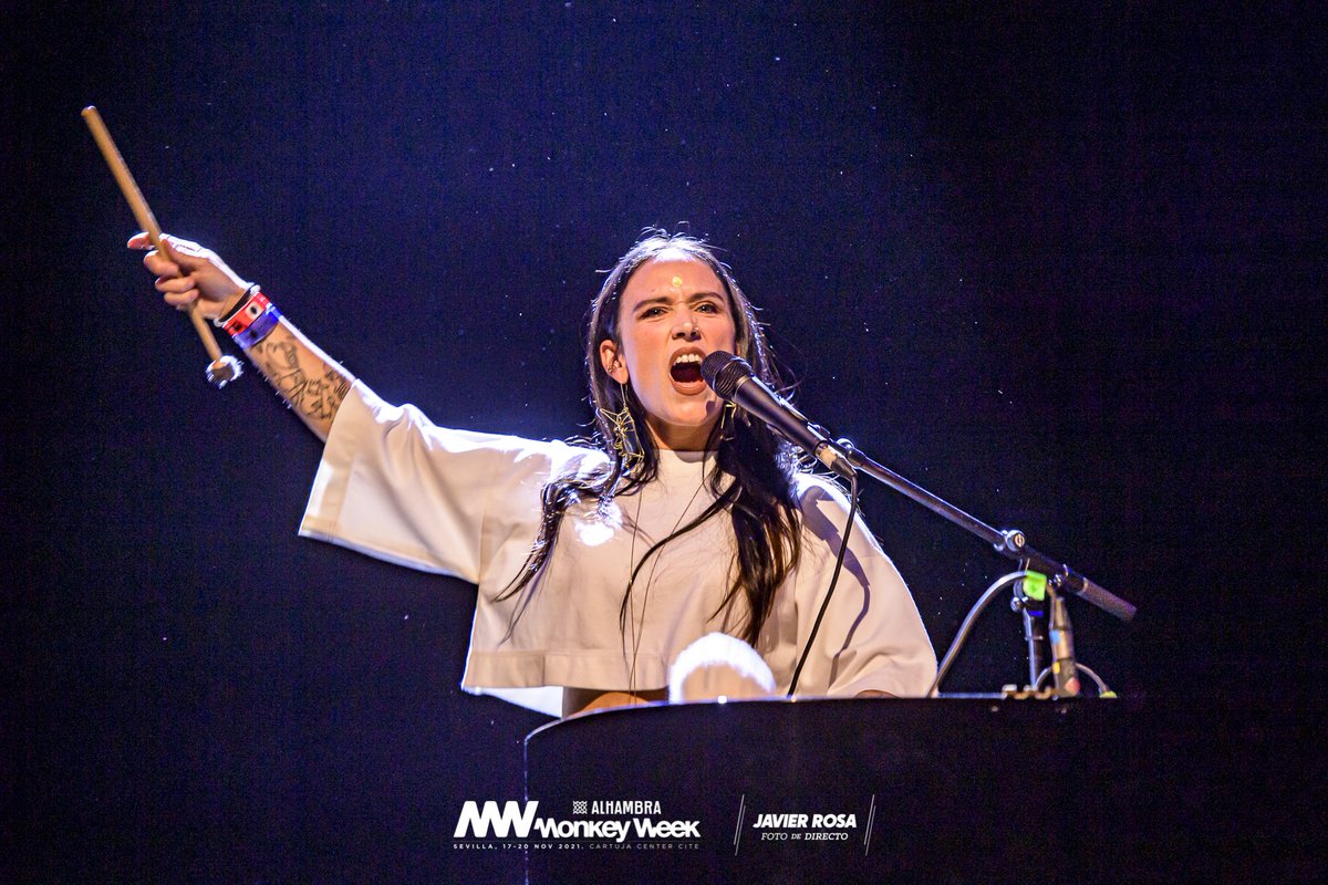 Que maravilla de concierto vivimos el otro día en #AlambraMonkeyWeek
Aquí una fotografía del show espectacular que nos ofreció “La Chica”💜🤩