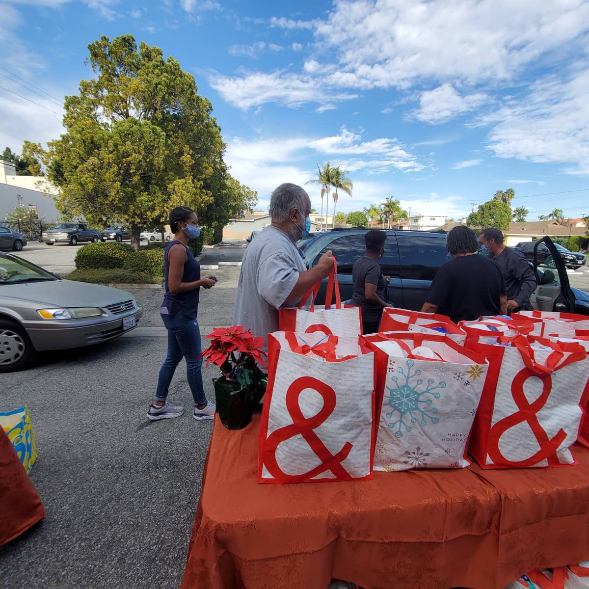 UCCLosAngeles's tweet photo. Yesterday was our Bag of Fixin's event! We collected 143 Bag of Fixins and gave out 82 bags, blessing over 80 families!
Thank you UCC for helping us love OUR city well this Thanksgiving season!
#BagOfFixins #BagOfFixins21 #LoveOurCity #Thanksgiving #Blessing #BeABridge #Cotk21 https://t.co/LLokT3hZJS
