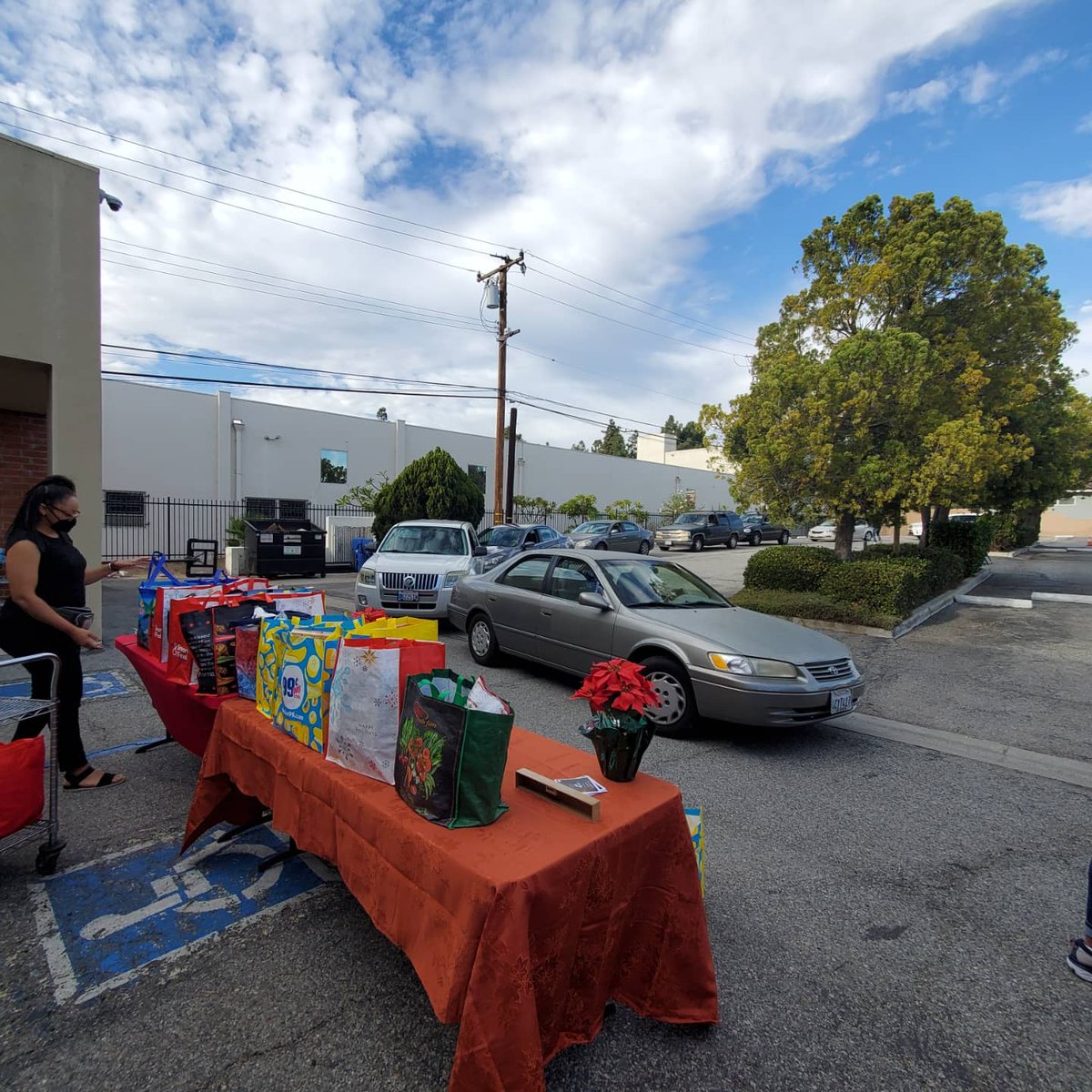 UCCLosAngeles's tweet photo. Yesterday was our Bag of Fixin's event! We collected 143 Bag of Fixins and gave out 82 bags, blessing over 80 families!
Thank you UCC for helping us love OUR city well this Thanksgiving season!
#BagOfFixins #BagOfFixins21 #LoveOurCity #Thanksgiving #Blessing #BeABridge #Cotk21 https://t.co/LLokT3hZJS