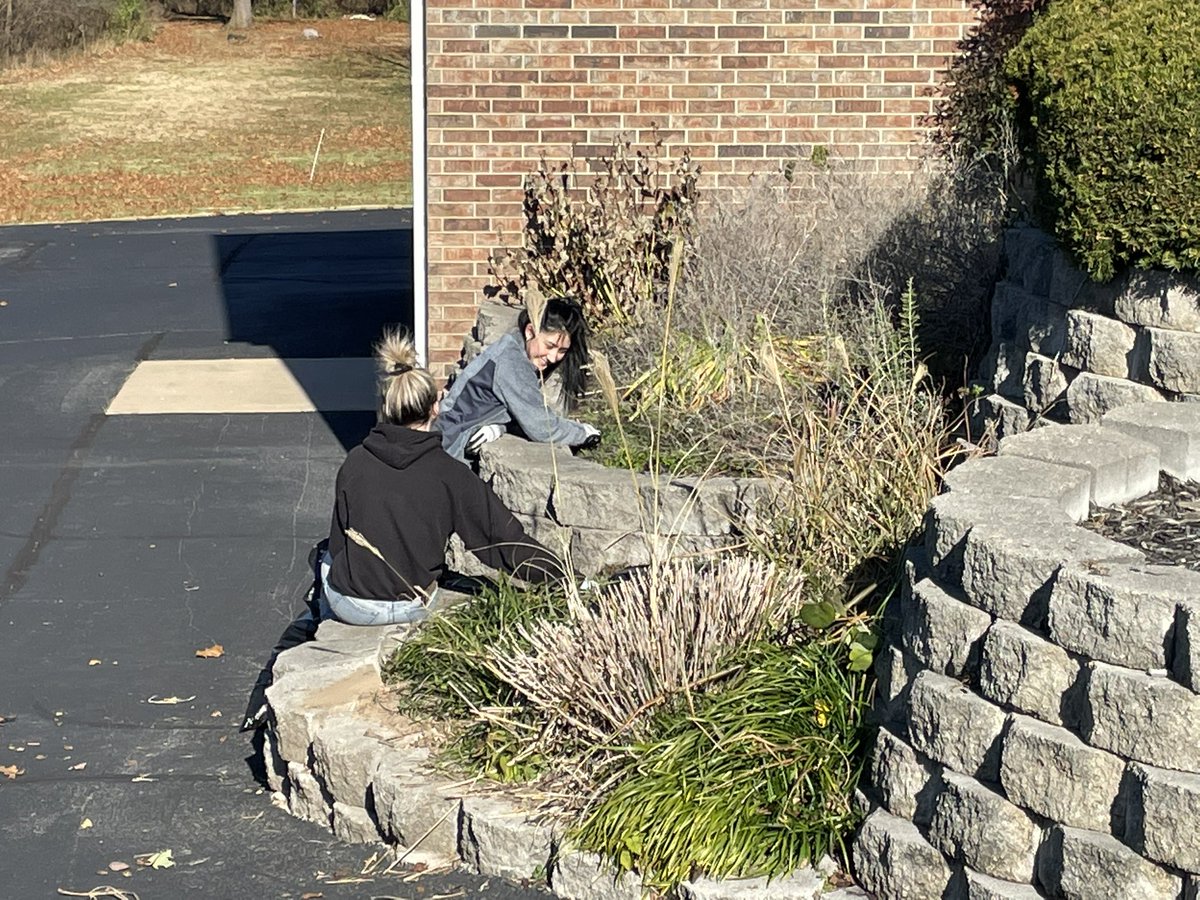 MVHighSchool's tweet photo. We had a perfect day for our Mt’Neer Serve Day!  So proud of our students for volunteering their time to give back to this incredible community! https://t.co/rCWSA6PVgD