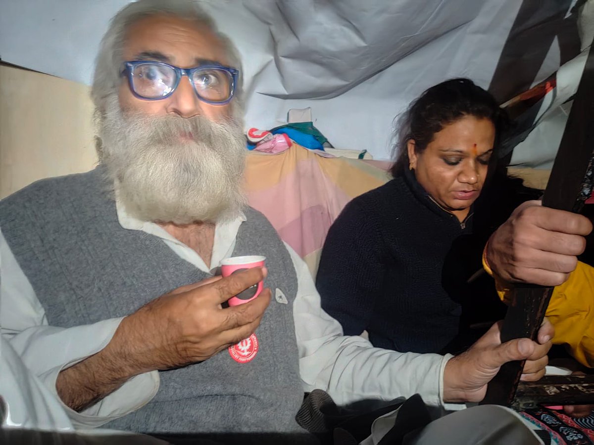 बेसिक शिक्षा निदेशालय लखनऊ पानी की टंकी पर शिखा पाल जी से मिलने रमन मैग्सेस पुरस्कार विजेता  संदीप पाण्डेय जी मिलने आए...जहाँ पर 137000 शिक्षक भर्ती के रिक्त 22000 पदों को भरने की मांग के लिए शिखा जी अपने साथियों के साथ 156 दिनों से पानी की टंकी पर चढी हुई है...