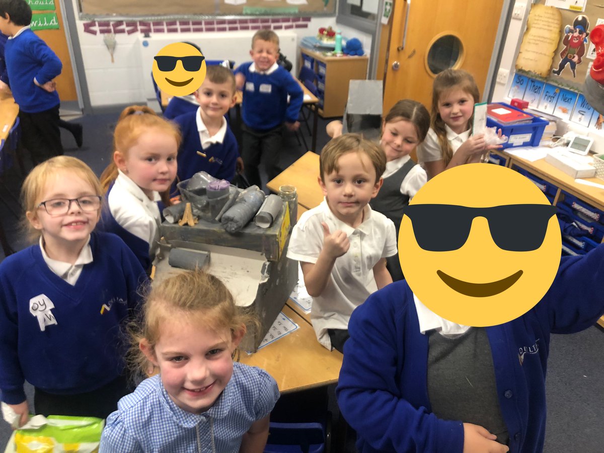 deltacravennsy's tweet photo. Group 3’s castle made out of recyclable materials! 🏰 @DeltaCraven https://t.co/wW18UO02Ei