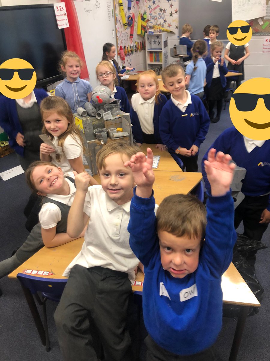 deltacravennsy's tweet photo. Group 3’s castle made out of recyclable materials! 🏰 @DeltaCraven https://t.co/wW18UO02Ei