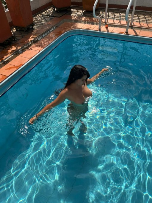 Muy casual tomando el sol 🌞 😈si quieres ver c&oacute;mo van mis vacaciones y todas las travesuras que hice <a href="/tag/cam4"class="tags"><span>#cam4</span></a><a href="/tag/viernesdeseduccion"class="tags"><span>#viernesdeseduccion</span></a>