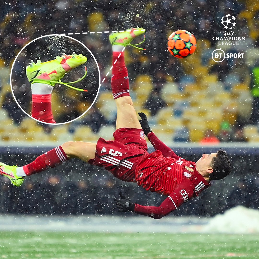Robert Lewandowski is out here scoring overhead kicks in the snow with his laces undone 😅

#UCL