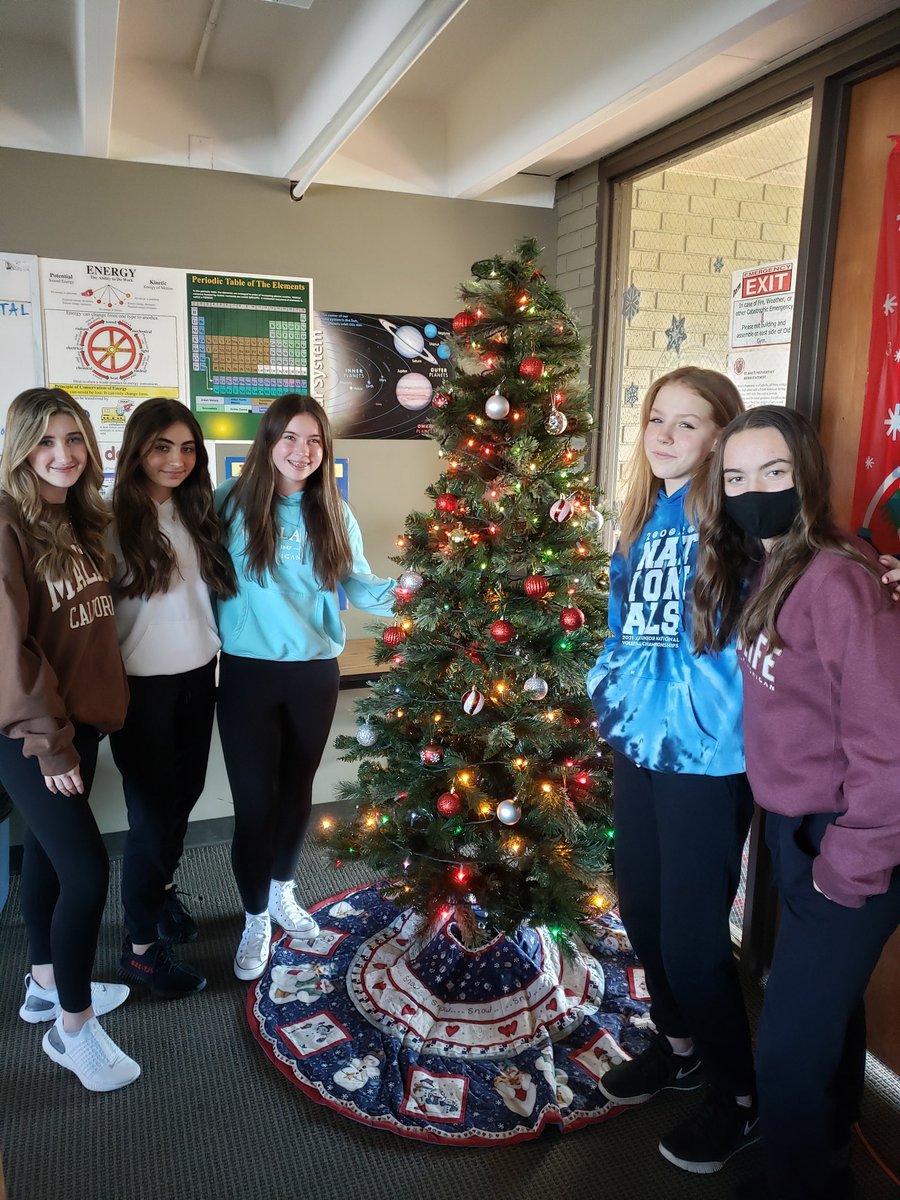 MsObsniuk's tweet photo. Santa's helpers!🎄 https://t.co/xeCjA6QtZZ