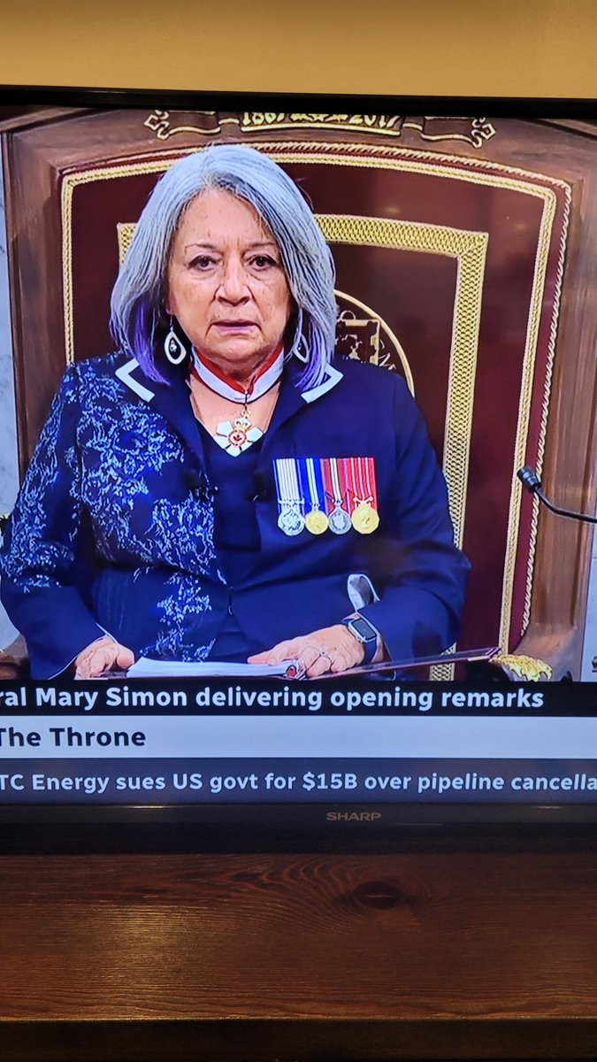 Very important firsts with the #ThroneSpeech:
❤ First Indigenous Governor General 
❤ First speech starting with an Indigenous language
💜 First with purple hair! 💜
#SeeHerBeHer
#Reconciliation #everychildmatters #ClimateAction #resilience #economicrecovery #GetVaccinatedNow