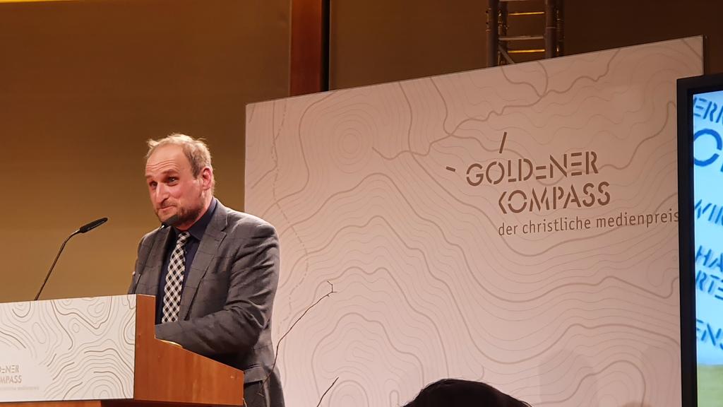 "Glaube, Liebe und Hoffnung sind systemrelevant." Daniel Kaiser gewinnt den "Goldenen Kompass" für gestreamte Gottesdienste seit dem ersten Lockdown im März 2020.