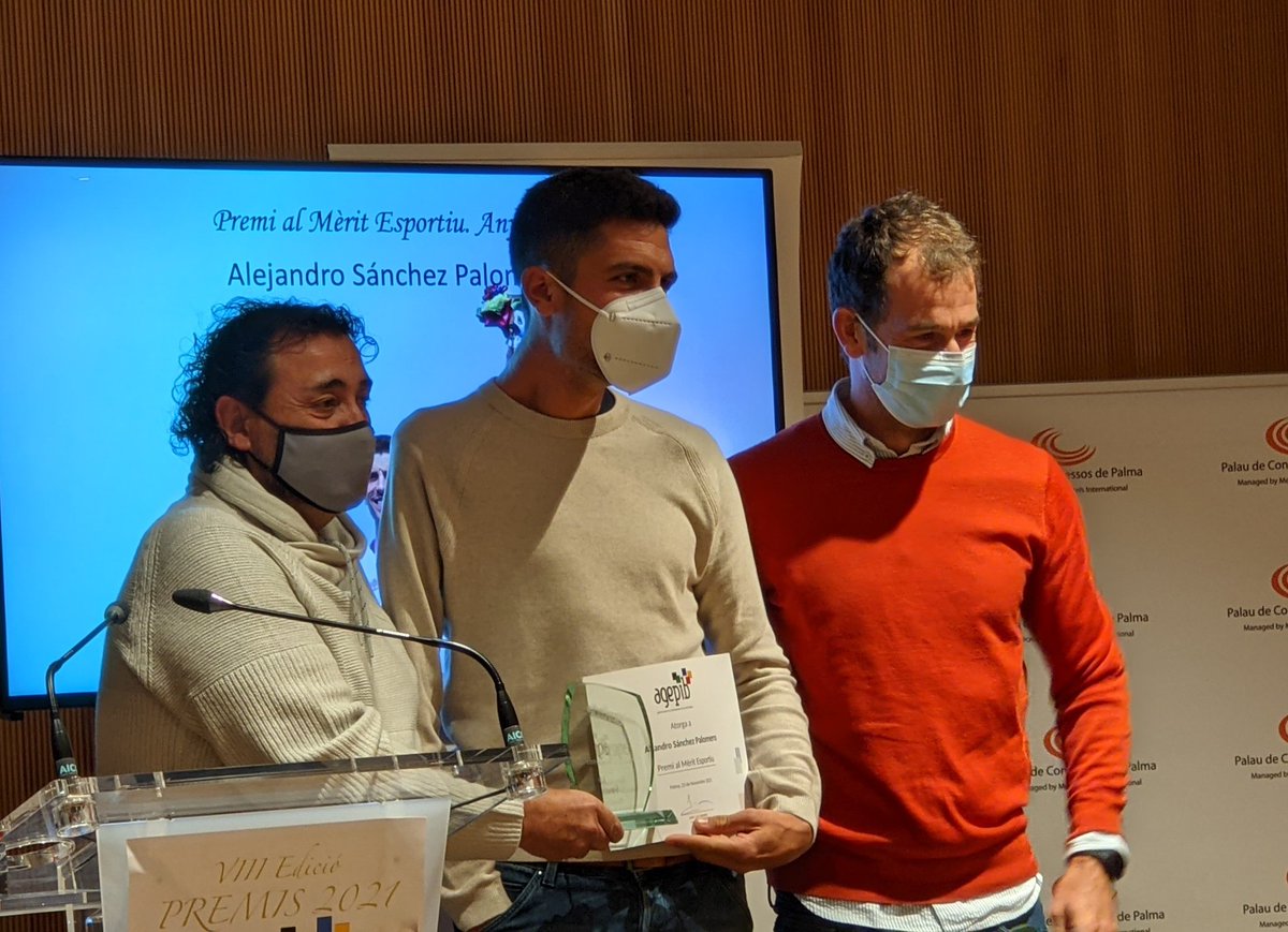GOIB_Social's tweet photo. VIII entrega de premis de l'@agepib: a @MallorcaSportM de @HSJD_PALMA_INCA per millor gestió esportiva privada, a @AlexPalomero al mèrit esportiu 2021 i a Miguel Àngel Milla premi honorífic per la seva trajectòria. https://t.co/bKVvgGm9xw