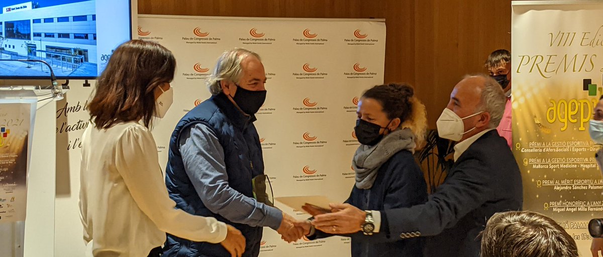 GOIB_Social's tweet photo. VIII entrega de premis de l'@agepib: a @MallorcaSportM de @HSJD_PALMA_INCA per millor gestió esportiva privada, a @AlexPalomero al mèrit esportiu 2021 i a Miguel Àngel Milla premi honorífic per la seva trajectòria. https://t.co/bKVvgGm9xw