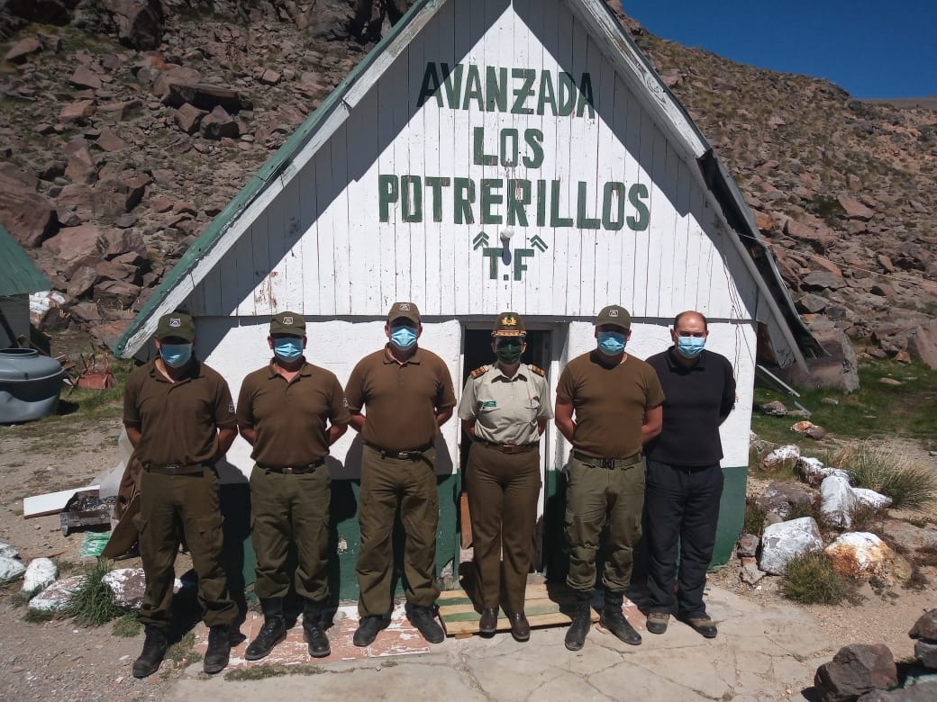 Carab_Maule's tweet photo. La Jefa de la VII Zona de Carabineros #Maule, General Berta Robles, visitó las avanzadas fronterizas de #LosPotrerillos de #Curicó y #ElDial de #Linares, verificando el trabajo social, preventivo y de seguridad que realiza el personal en estos puestos cordilleranos. https://t.co/wwtbh3Y7yQ