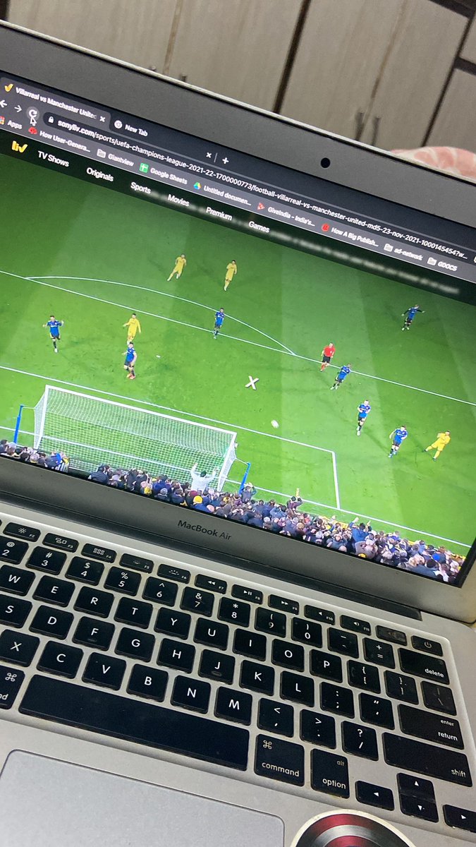 theindian_idle's tweet photo. The worst experience on an OTT platform after paying the premium is @SonyLIV If they did not had rights for @ChampionsLeague I would never use this app. This is 5th time in last 8 mins that LIV has stopped working.
#sonyliv https://t.co/D0hVFZIQzJ