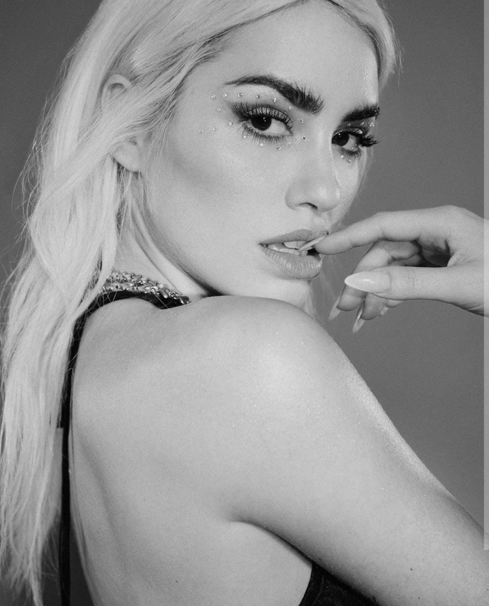 MCyrusArgentina's tweet photo. "Amor de mi vida". Lali (@lalioficial) le desea un feliz cumpleaños a Miley (@mileycyrus) vía stories ❤🎉. https://t.co/RzYo1h55T3