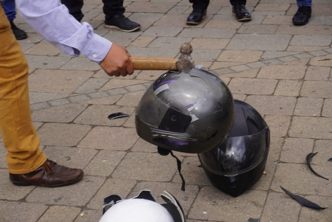 DTransitoPNC's tweet photo. Se destruyeron los cascos dañados que fueron recogidos a los motoristas de la campaña #MotoristaResponsable, para demostrar lo vulnerables que son al estar en malas condiciones. Esto ocurrió en el parque central de Chimaltenango, luego de dar por concluida la actividad. https://t.co/mGofzbc9hC