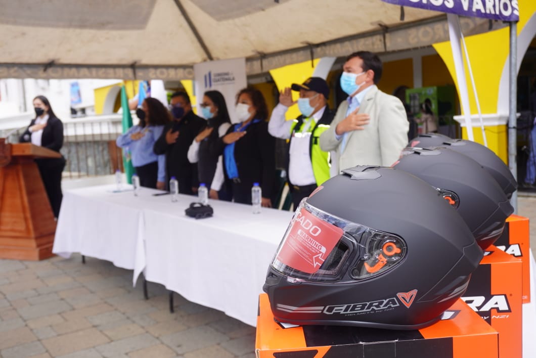DTransitoPNC's tweet photo. Se destruyeron los cascos dañados que fueron recogidos a los motoristas de la campaña #MotoristaResponsable, para demostrar lo vulnerables que son al estar en malas condiciones. Esto ocurrió en el parque central de Chimaltenango, luego de dar por concluida la actividad. https://t.co/mGofzbc9hC