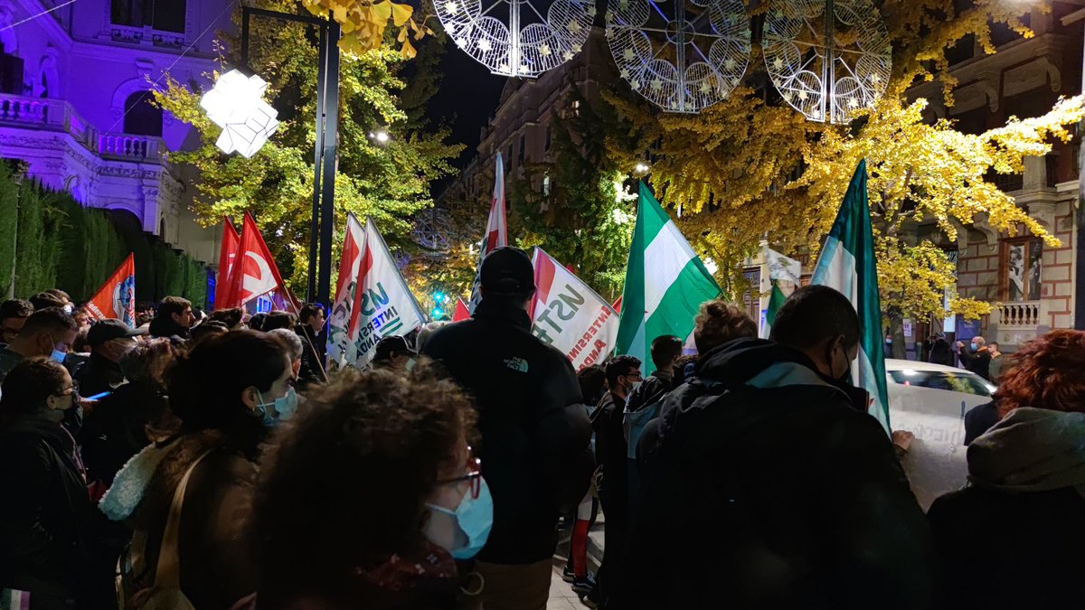 En Granada salimos a las calles para dejar claro que apoyamos y nos solidarizamos con las compañeras que están luchando en #Cadiz por un #ConvenioDignoYa y que se están encontrando al gobierno de frente tratándolas como a criminales. #ElMetalEnLucha
