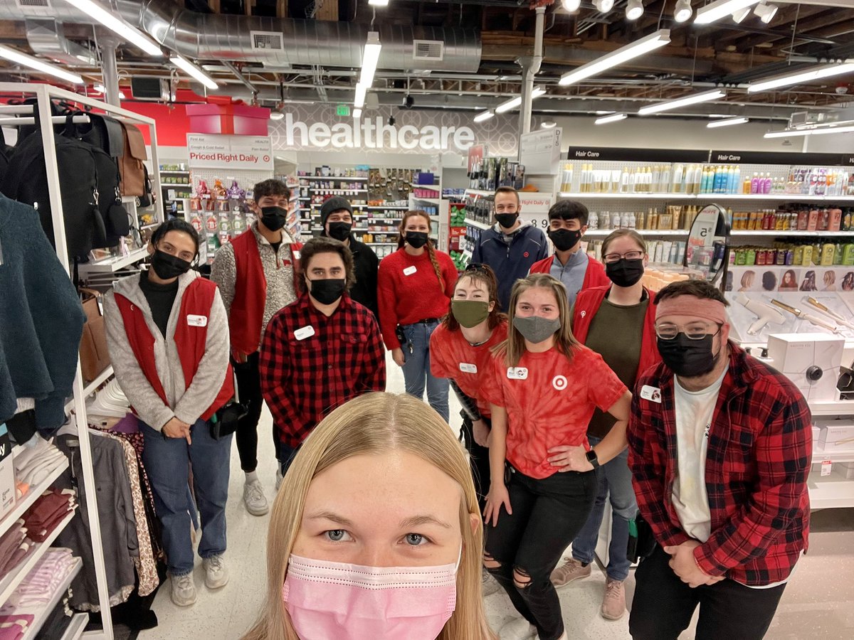 TargetHannah's tweet image. Team 3374 is ready for an awesome Q4! 🎯 #G196incrediblemoments #R100cares #G196dreamteam #d127 #t3374