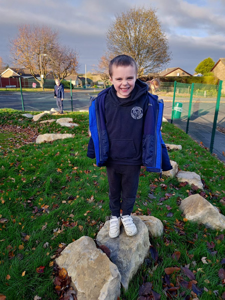 BranstonInfant1's tweet image. 🐿Squirrel Class enjoying the #Meadow on the Autumn sunshine 🍁🍂🍁#outdoors #engagingenvironments #explore @NewbyLeisureLtd @the_laat