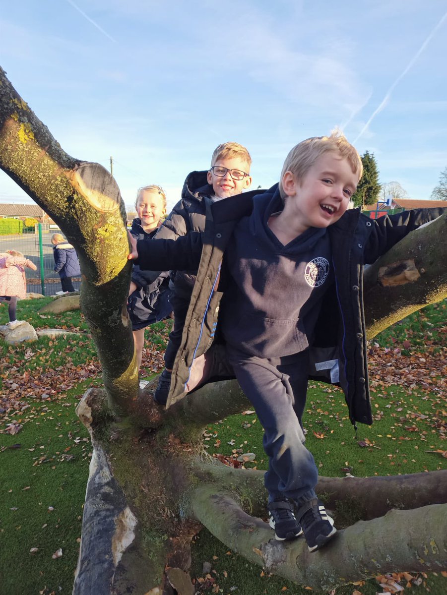 BranstonInfant1's tweet image. 🐿Squirrel Class enjoying the #Meadow on the Autumn sunshine 🍁🍂🍁#outdoors #engagingenvironments #explore @NewbyLeisureLtd @the_laat