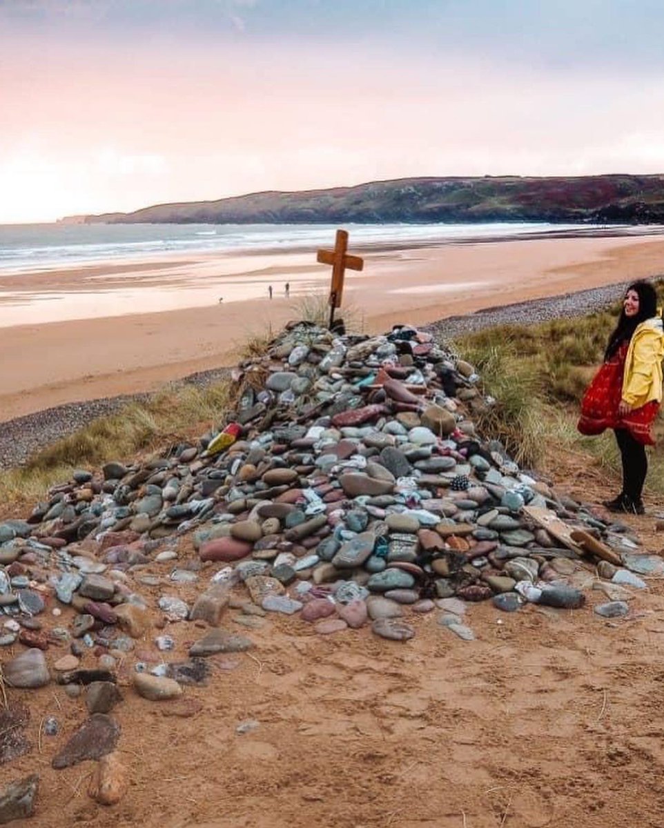 Hogwartssite's tweet photo. La playa en donde fue filmada la escena en la que Harry enterró a Dobby en en el suroeste de Gales se ha convertido en un punto turístico para los fans de Harry Potter. Las personas que pasan por allí rinden sus homenajes dejando mensajes en las piedras. https://t.co/So1COPnsSX